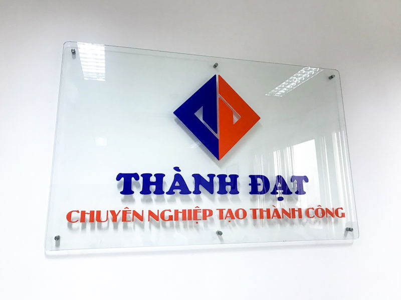 Bảng hiệu công ty bằng kính