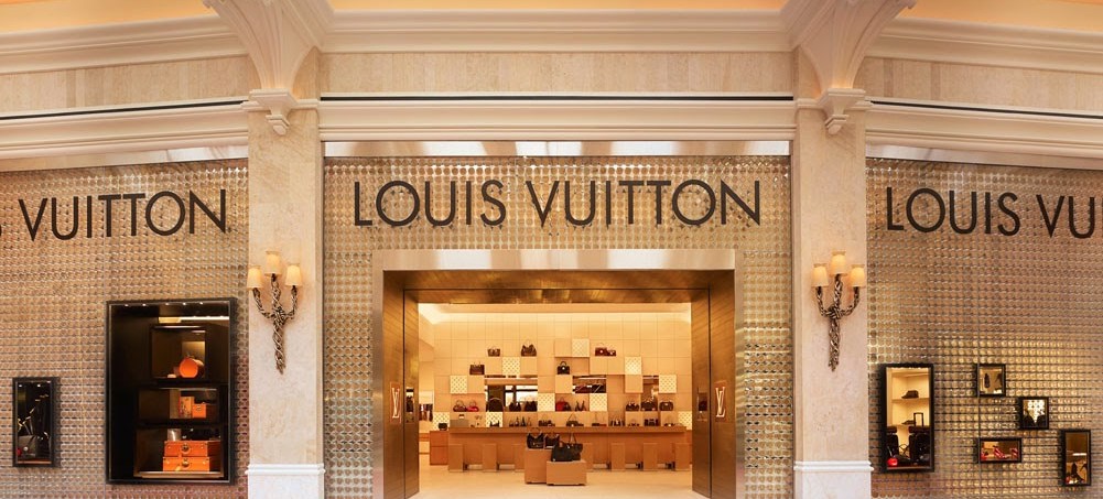 Mặt tiefn của hàng Louis Vuitton